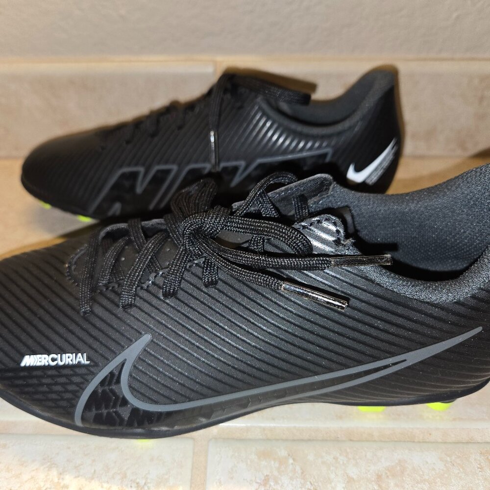 Nike Jr. Mercurial Vapor 15 Club - Kids Soccer Cleats - Size 4.5Y - BNWT